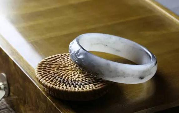 和田玉裂痕修复最新最好的方法,和田玉出现裂痕纹路正常吗