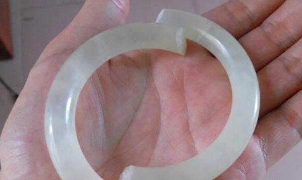 和田玉裂痕修复最新最好的方法,和田玉出现裂痕纹路正常吗