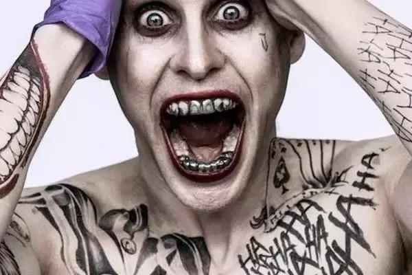 这个痞气满满的小丑，是人群中最扎眼的那个