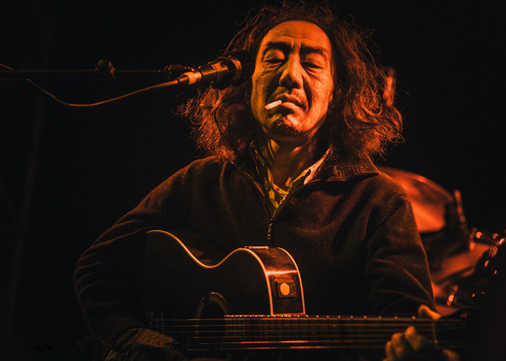 这个看起来疯癫的老头，是“摇滚鼓王”的哥哥，中国民谣界的传奇