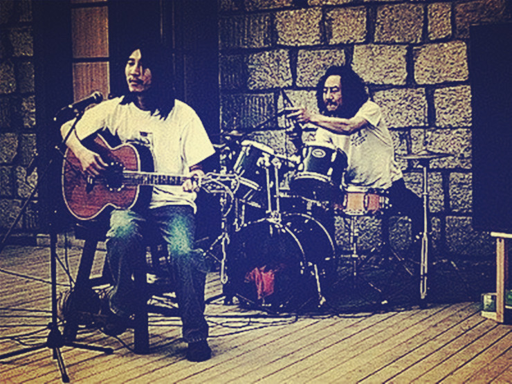 这个看起来疯癫的老头，是“摇滚鼓王”的哥哥，中国民谣界的传奇