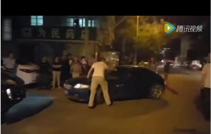 宝马女司机和卡宴,保时捷车主惹毛宝马女司机