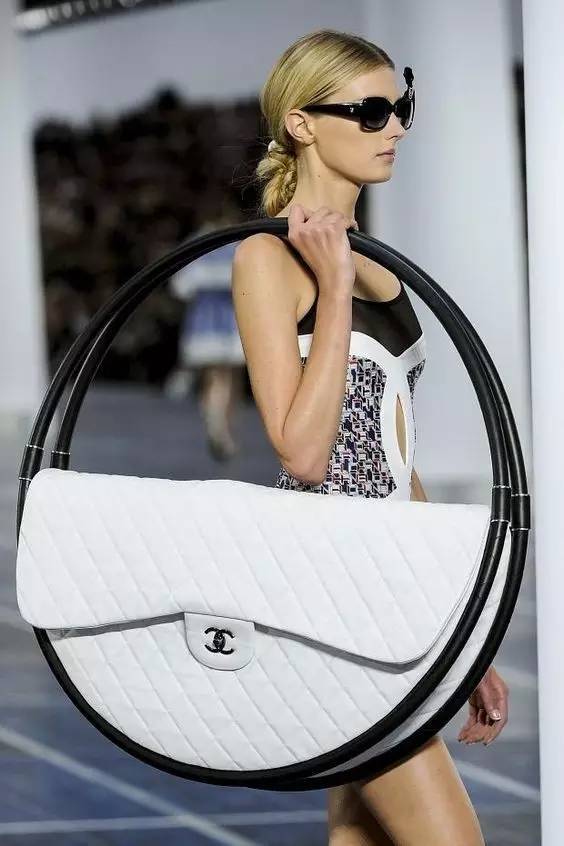 套娃chanel (chanel度假系列呼啦圈包)