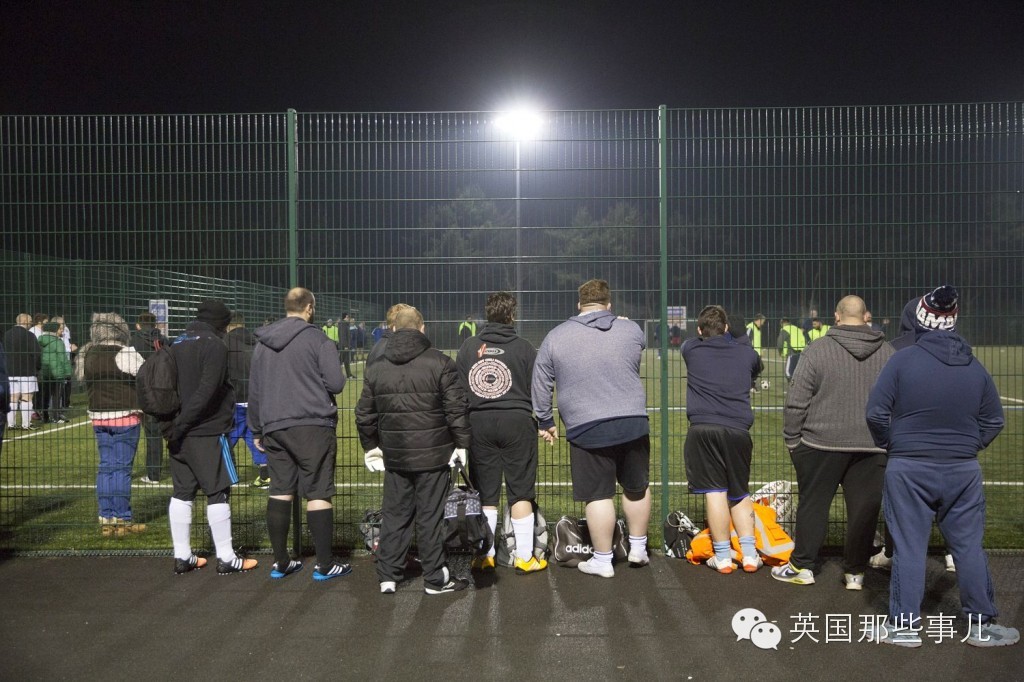 只有胖子才能踢的英国胖超足球联赛....这画风有点甜....