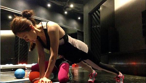 极度恐怖，胆小者慎入！唐嫣教你如何将头放入两腿之间！