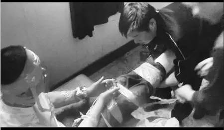 患者手术台上被医生持刀加价,医院上手术台临时加价叫什么行为