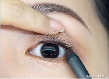 面试妆容简单干练,适合面试的职业妆容打扮和发型