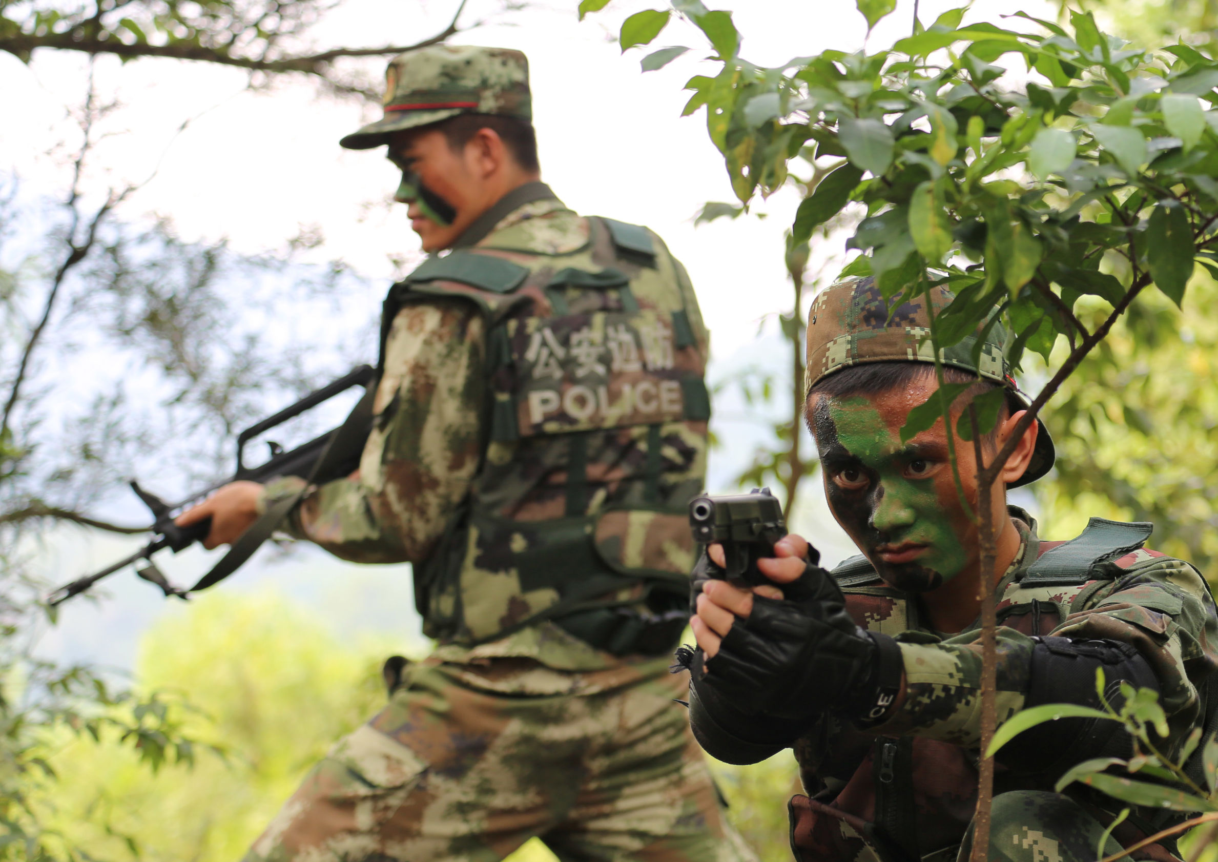 看特区*警武**边防官兵在练兵场如何使出“洪荒之力”