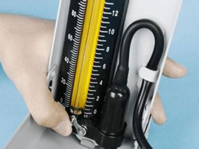 一打牌就脸红心跳血压高怎么办,51岁血压95到151正常吗