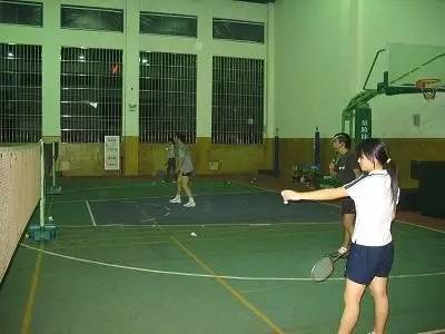 正手高远球发球只高不远,正手发高远球打不中什么原因