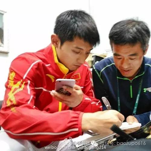 喜欢荧光绿的鞋子,张继科为什么喜欢小蓝鞋