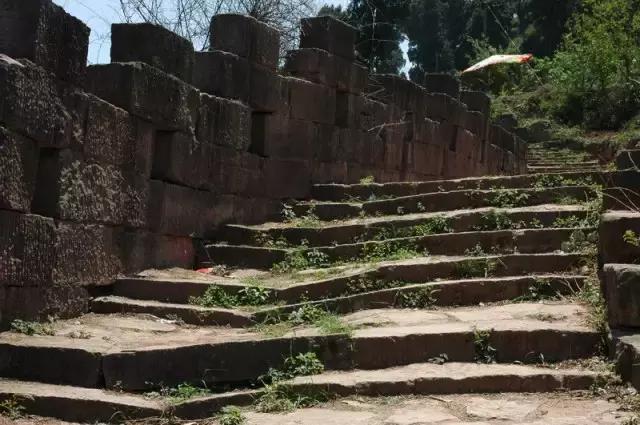 成都附近的旅游景点推荐四姑娘山,距成都五个多小时的地方
