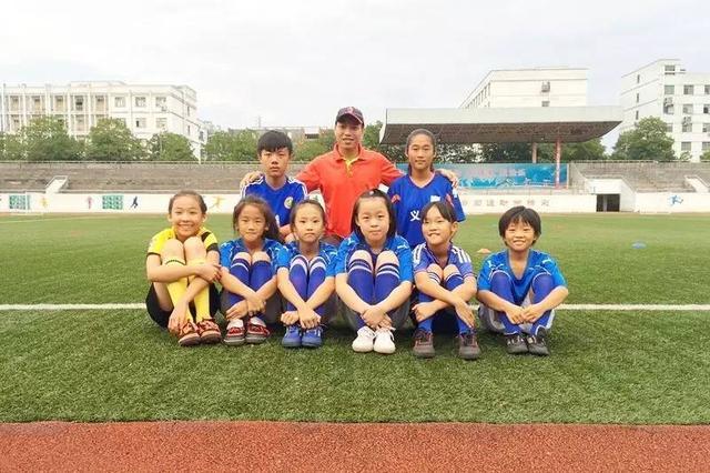 牛！义乌两少年将足球踢到了国外！