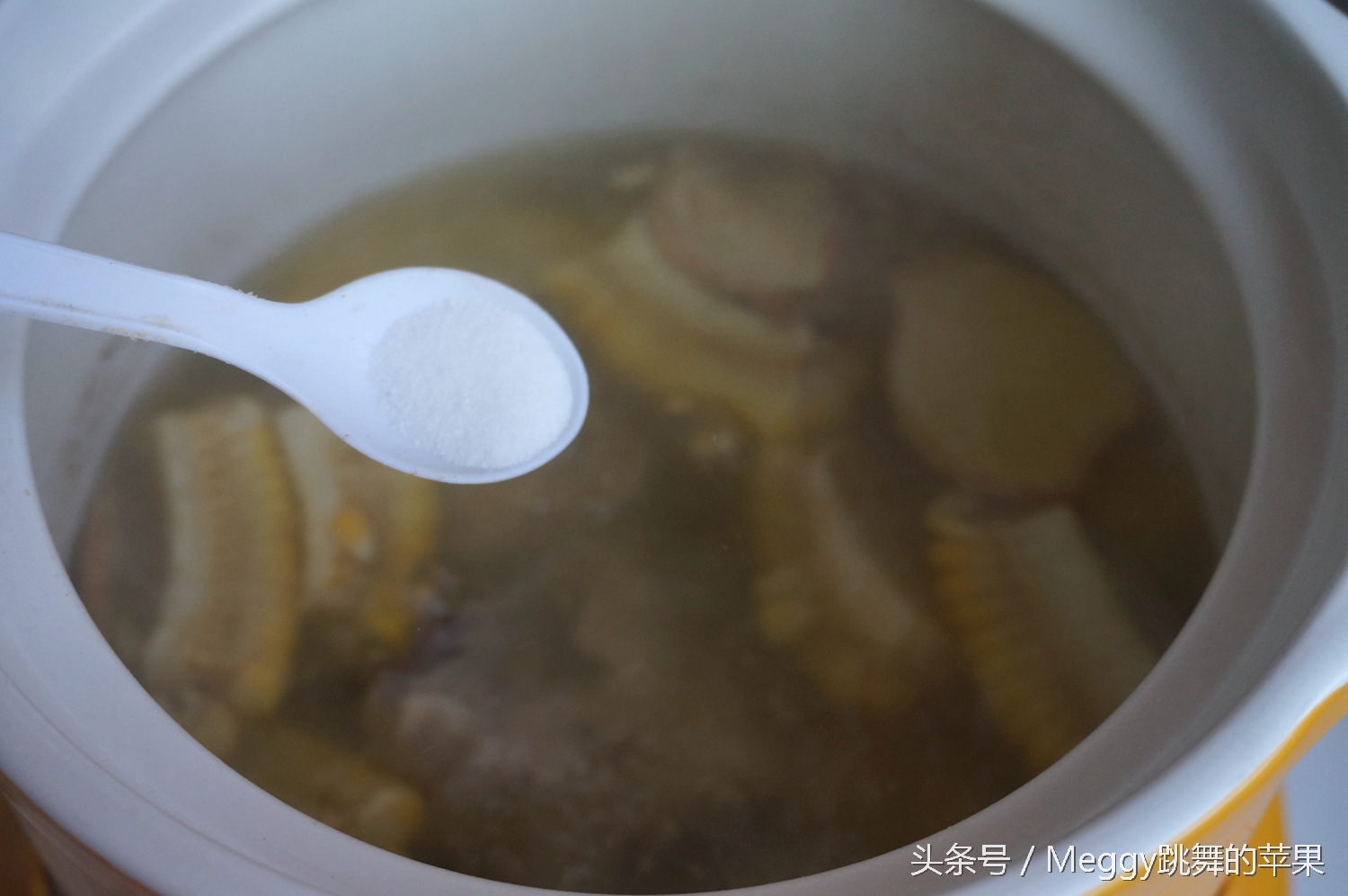 排骨汤放点什么药材有益于恢复,鲜而不腻的排骨汤