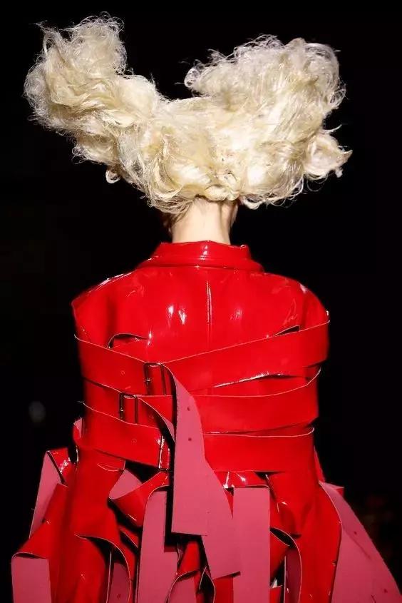 时日谈丨不仅仅是小红心川久保玲的解构主义风格探析