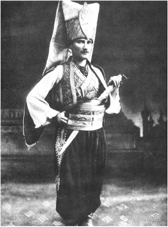 平刃而进，可割敌首：奥斯曼亚塔安腰刀