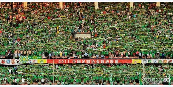 欧洲球迷看台震撼原声,死忠球迷看台有什么不一样