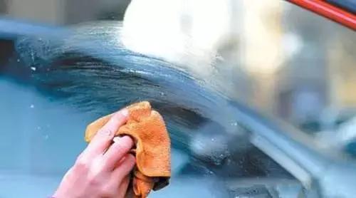 挡风玻璃起雾开冷空调还是热风好,挡风玻璃除雾有雾气