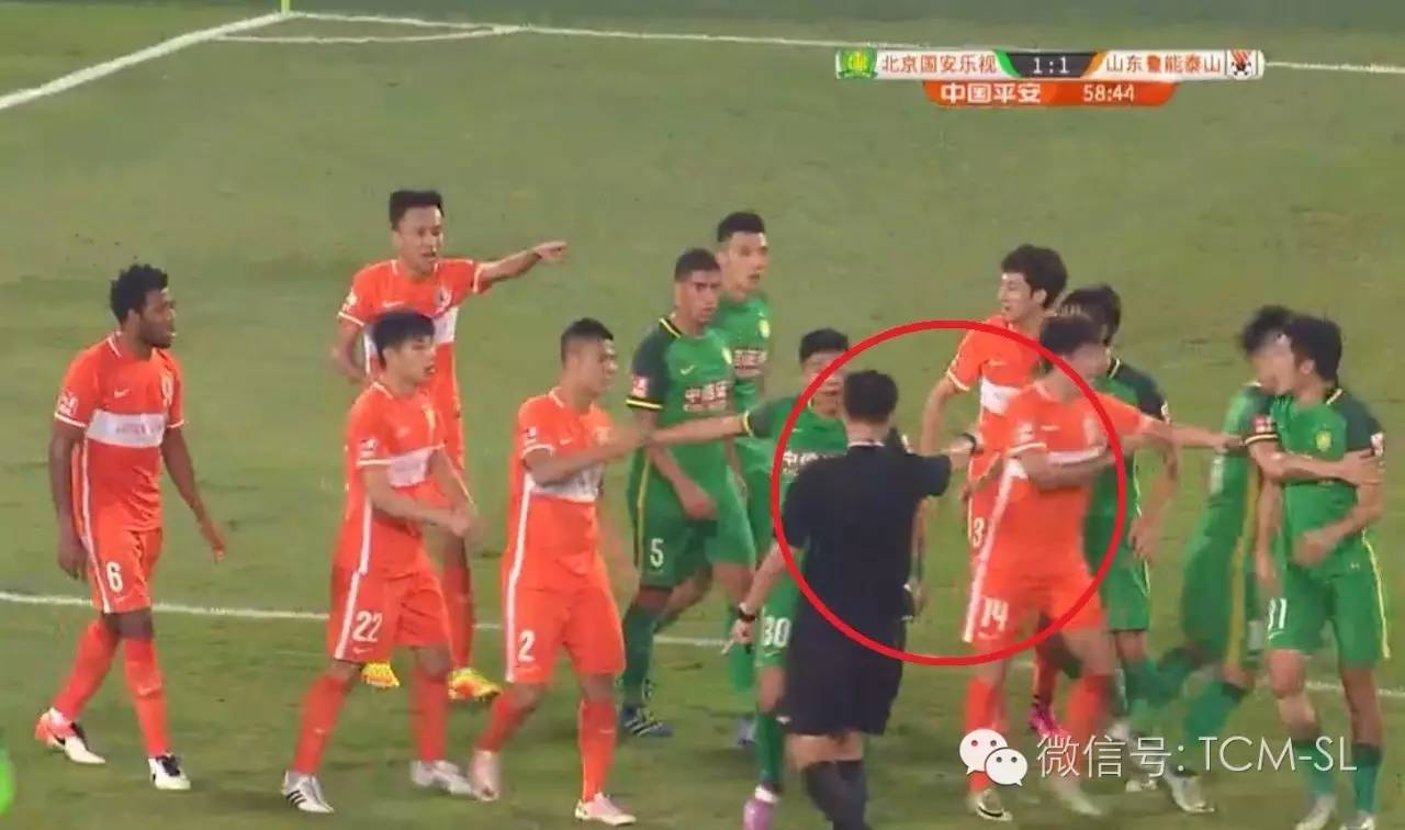 主裁判怎么和球员沟通,球员冲突裁判为什么不会阻止