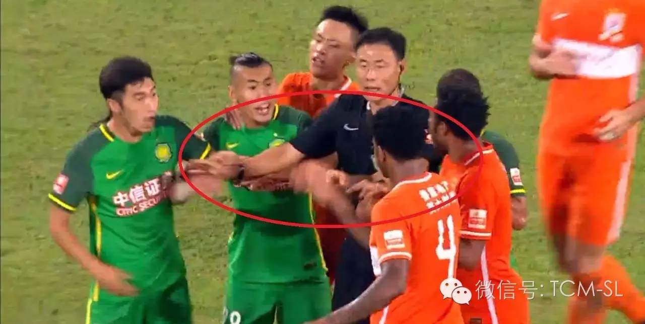 主裁判怎么和球员沟通,球员冲突裁判为什么不会阻止