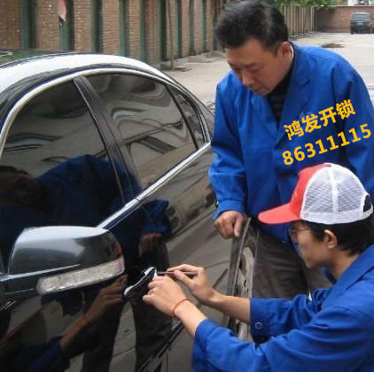 钥匙锁车内了怎么办,钥匙锁在车里怎么办视频