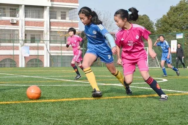 牛！义乌两少年将足球踢到了国外！