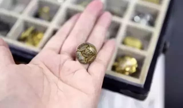 老房子里收藏有100万颗纽及巧手妈妈家族三代人缝缝补补的故事