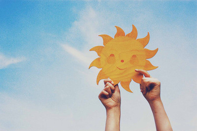 孩子发烧过后脸上起小丘疹,女童发烧身上起红疹是什么原因