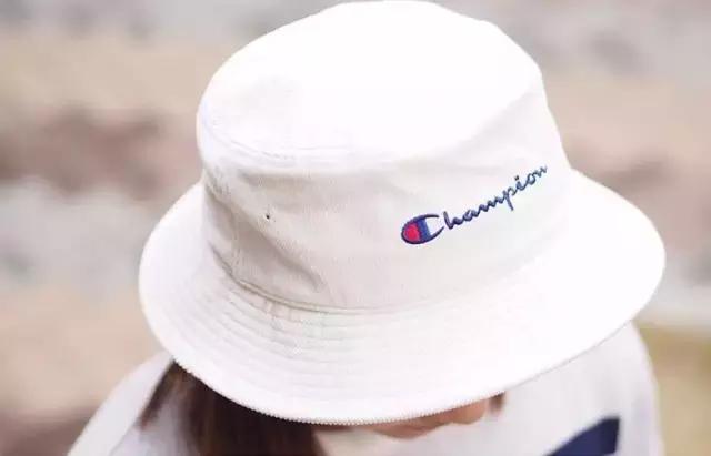 穿了一件特别新的卫衣,穿了一件很喜欢的卫衣