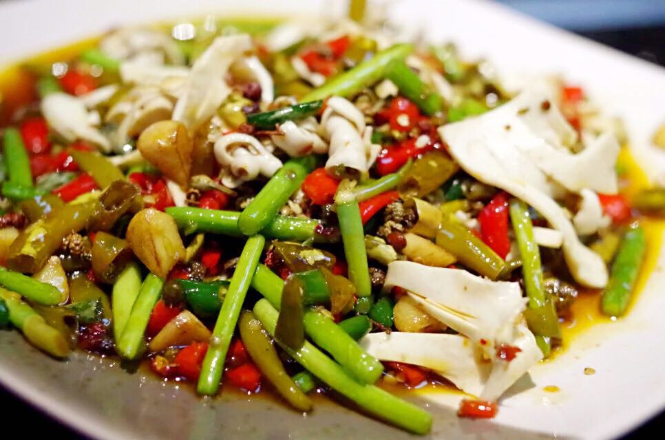 山洞里面吃烤肉,去深山老林烤串的最好地方