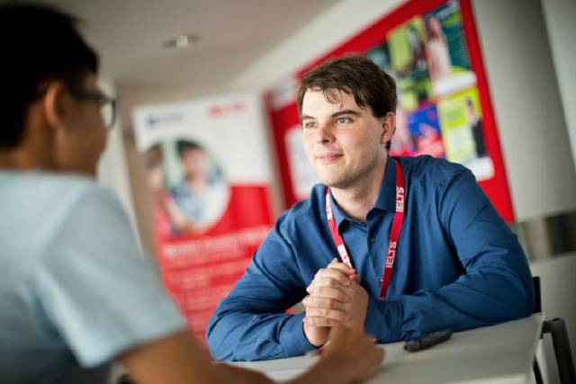 天了噜金山一女子新买了一部iPhone7后，竟然发现......