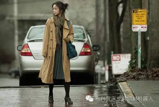 橙色风衣外套女中长款如何搭配,橄榄绿风衣搭配什么颜色的风衣