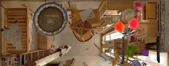 从脚底看房间是何等的体验？