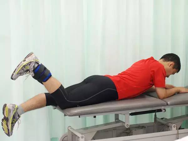 怎样练腿踢球很有力,踢球的人怎么练腿