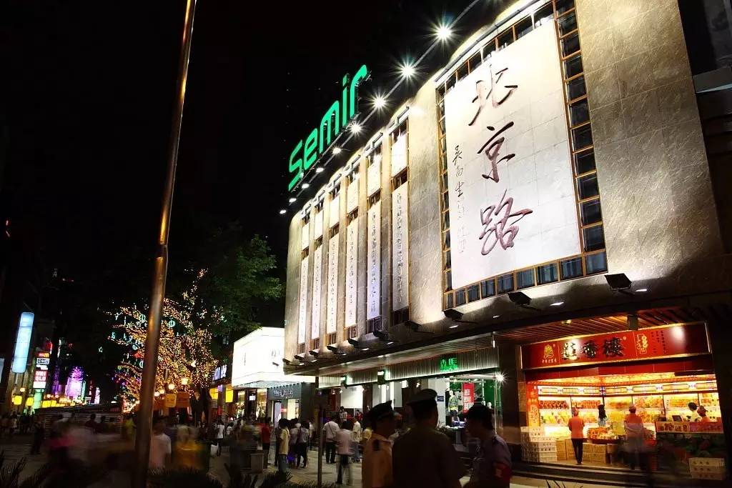 这一家酒店有门童，叫“白手套”。