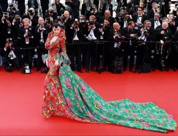 竟然有人夸大红雨衣配猪肠惊艳，别再绑着前男友炒作行吗