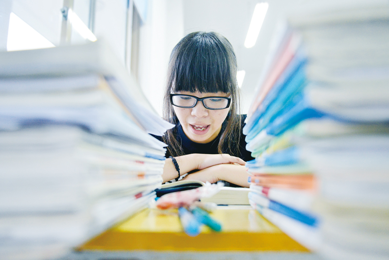 有一种皮肤病和手欠有关，还和心理疾病有联系，怎么治疗呢？