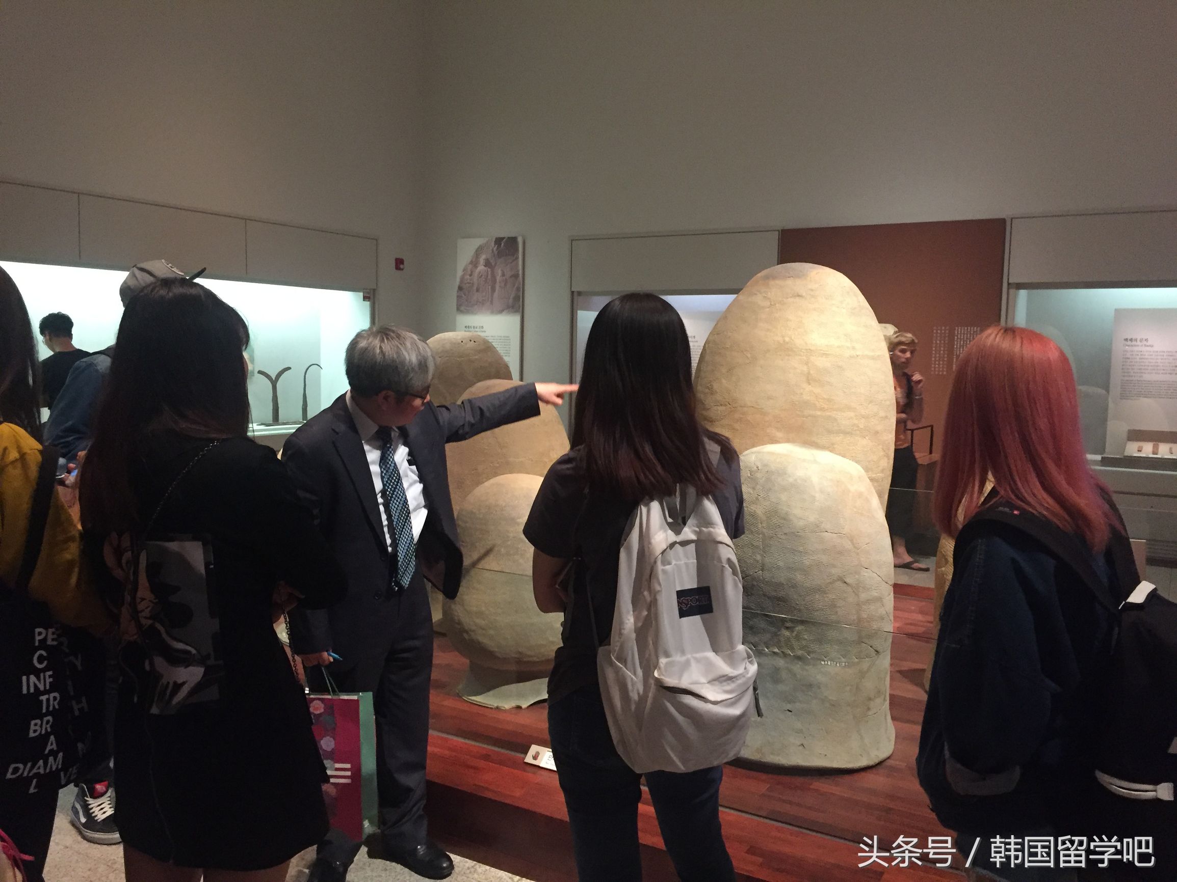 老教授带学生去山洞找文物,韩国教授来到中国博物馆