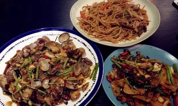 西安城墙从哪道门出去有美食街,西安城墙有个当地美食像肥肠一样