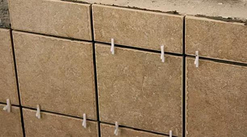 瓷砖对缝30年瓦工经验,瓷砖师傅说贴墙砖不放背胶不保