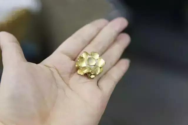 老房子里收藏有100万颗纽及巧手妈妈家族三代人缝缝补补的故事