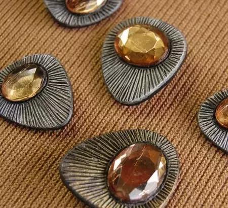 老房子里收藏有100万颗纽及巧手妈妈家族三代人缝缝补补的故事