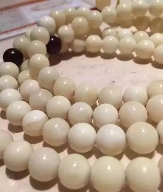 造假蜜蜡的骗局看完一秒揭穿,蜜蜡造假到底有多可怕