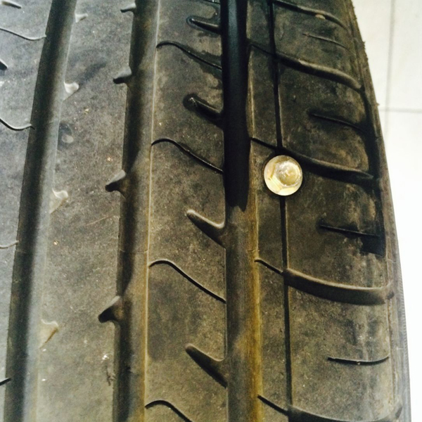 车胎刺了个小钉子拔出来没漏气,车胎扎进长钉