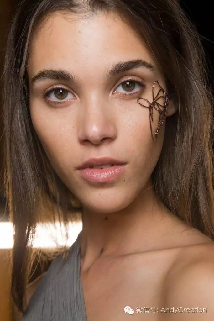 2019秋冬秀场妆容,巴黎时装周的妆容衣服特点