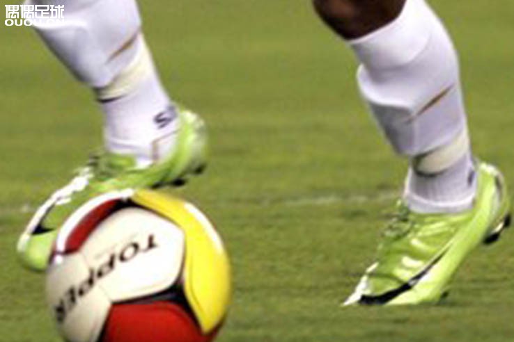 C罗、梅西、内马尔三位天王级球员绿茵首秀都穿什么？