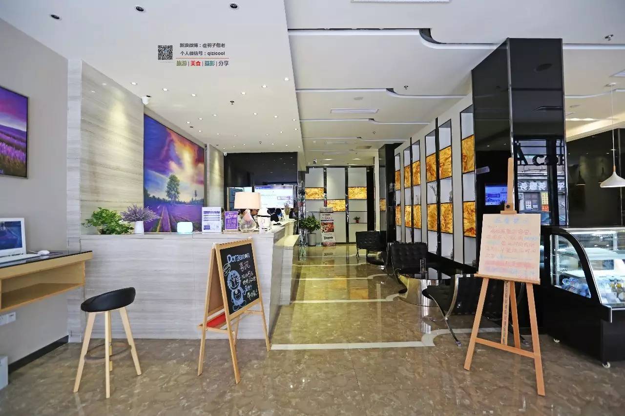 这一家酒店有门童，叫“白手套”。