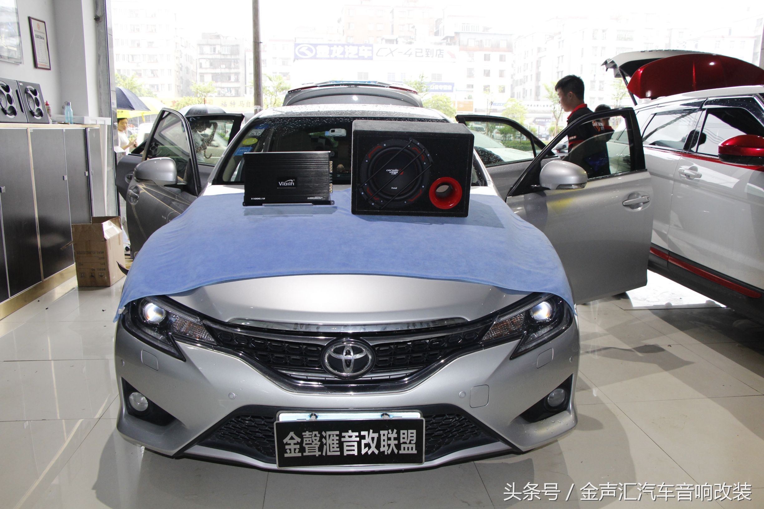 刚送走升级史云威格音响K5不久又来了一个锐志升级史云威格低音