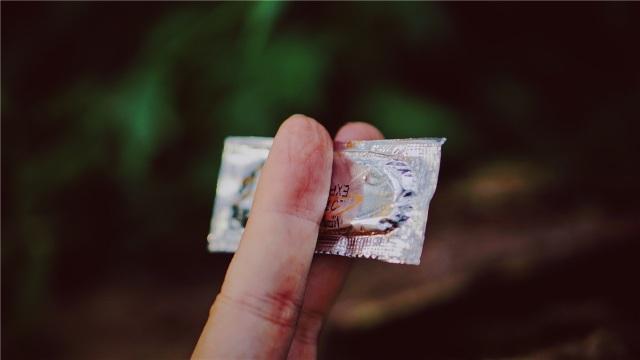 这盒子还没手掌大，里面的工具却比工具箱还全，野外保命全靠它