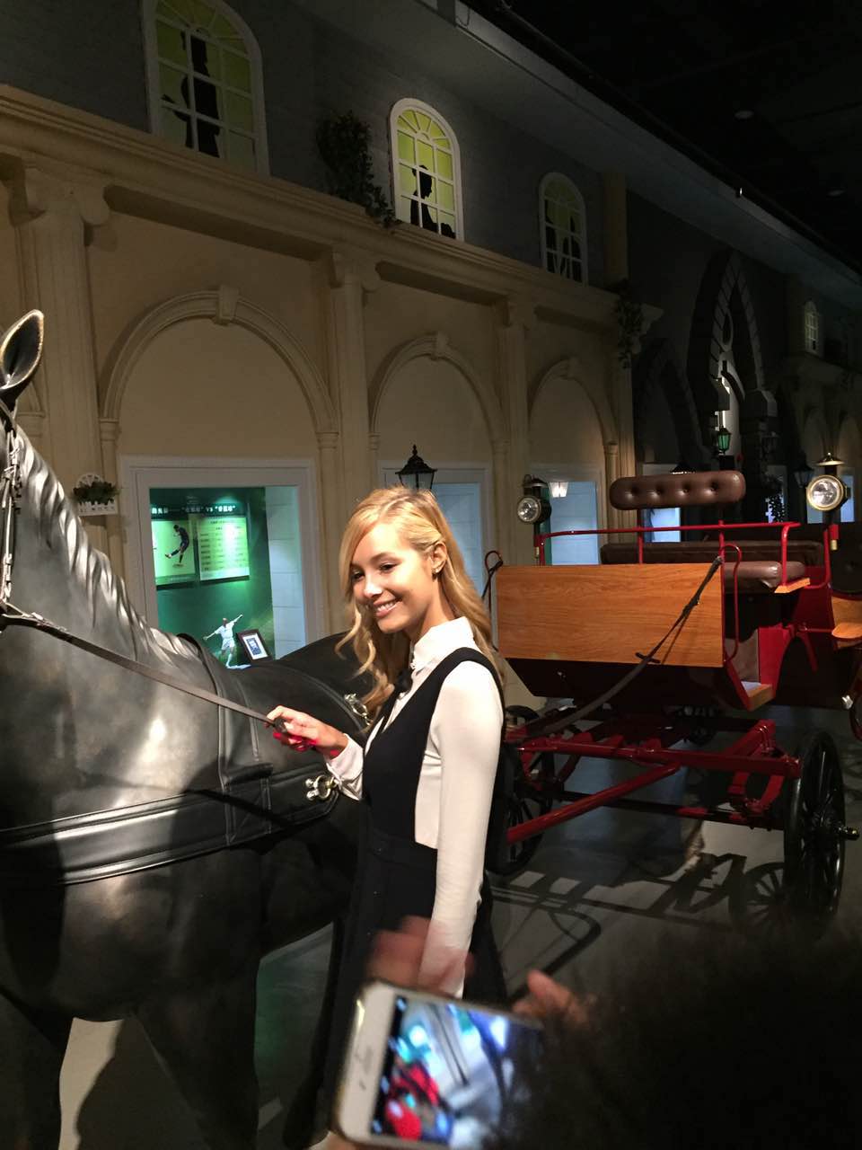 美艳！鲁能外援佩莱女友瓦尔加参观淄博足球博物馆！